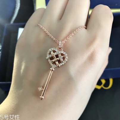 施華洛世奇鑰匙項(xiàng)鏈寓意 打開愛(ài)情的大門