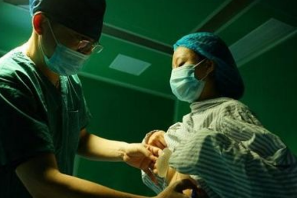 感冒的時候可以隆胸手術(shù)嗎？