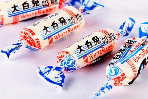 為什么大白兔奶糖包一層糯米糖紙？老版糖紙比一斤糖還貴