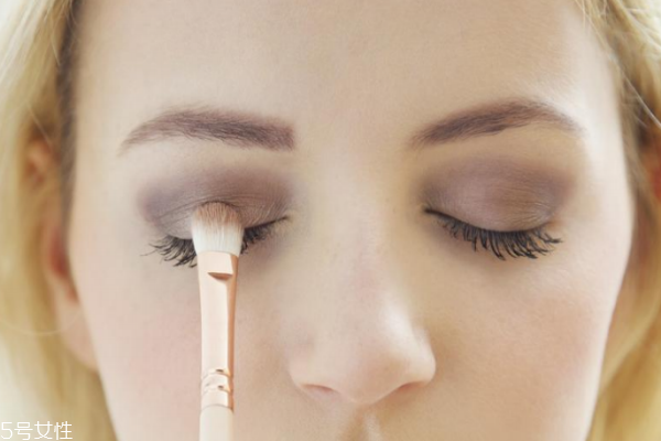 怎么挑選眼影刷 3個(gè)維度挑對眼影刷