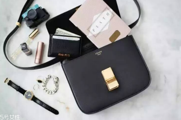 celine box怎么打開 簡單按扣設(shè)計(jì)