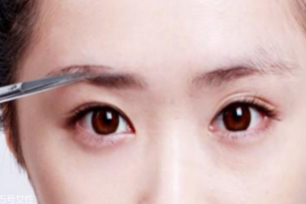 怎么畫(huà)眉毛看起來(lái)不臟 自然清透的眉形畫(huà)法