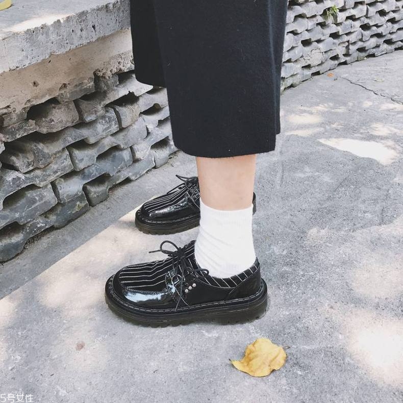秋冬女生穿什么鞋子好看 秋冬最火三款鞋子 秋冬女生穿什么鞋子好看 秋冬最火三款鞋子