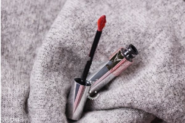 ysl銀管唇釉11什么顏色 ysl銀管唇釉11試色 ysl銀管唇釉11什么顏色 ysl銀管唇釉11試色