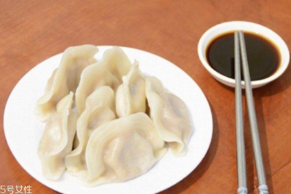 怎么煮餃子皮不破 煮餃子的時候放點(diǎn)鹽