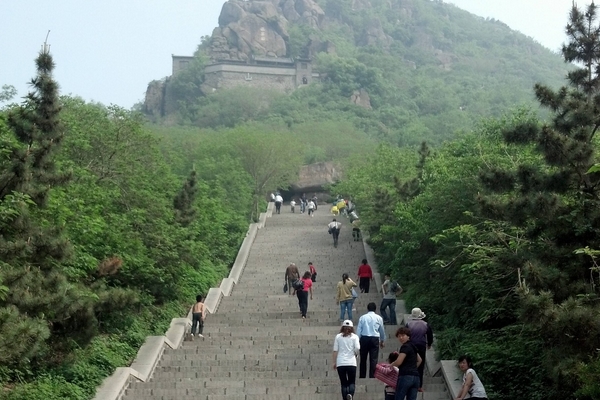 爬山會傷膝蓋嗎 要控制好運(yùn)動量