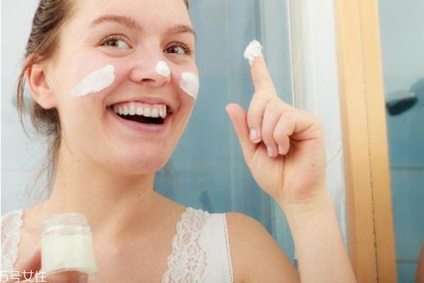 熬夜敷面膜有用嗎 睡前護膚的正確步驟 熬夜敷面膜有用嗎 睡前護膚的正確步驟