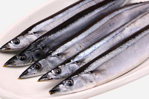 秋刀魚(yú)怎么煎 教你做香煎秋刀魚(yú)