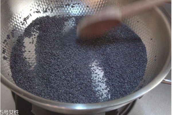 吃黑芝麻糊對(duì)頭發(fā)好嗎 黑芝麻糊對(duì)頭發(fā)好也別長(zhǎng)期吃 吃黑芝麻糊對(duì)頭發(fā)好嗎 黑芝麻糊對(duì)頭發(fā)好也別長(zhǎng)期吃