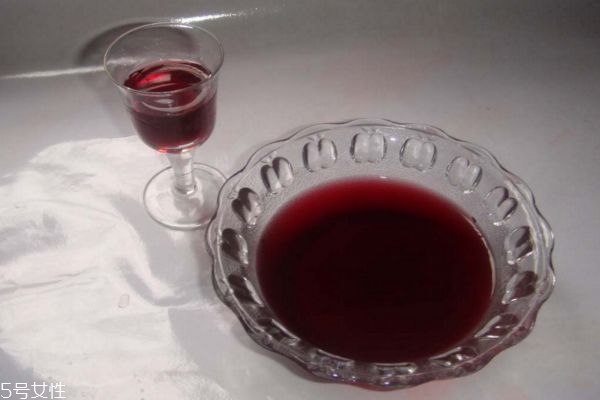 女性喝紅酒美容，一天喝多少比較好