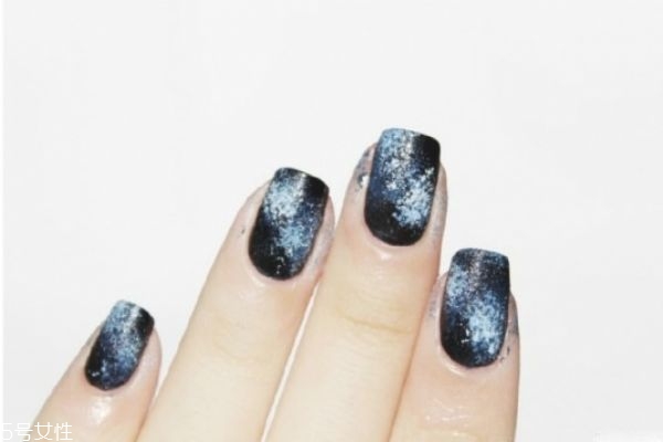 暈染美甲怎么做 夢(mèng)幻星座美甲教程 暈染美甲怎么做 夢(mèng)幻星座美甲教程