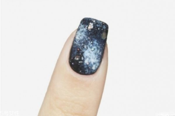 暈染美甲怎么做 夢(mèng)幻星座美甲教程 暈染美甲怎么做 夢(mèng)幻星座美甲教程