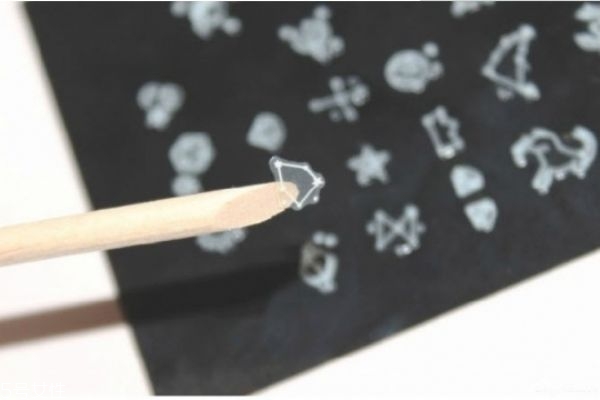 暈染美甲怎么做 夢(mèng)幻星座美甲教程 暈染美甲怎么做 夢(mèng)幻星座美甲教程