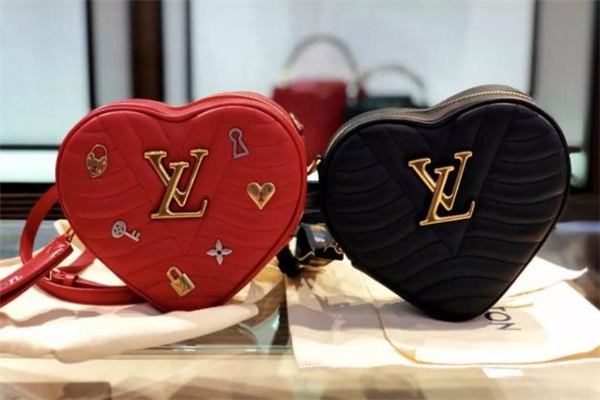 2019lv情人節(jié)限定愛(ài)心包包多少錢 兩款價(jià)格不同