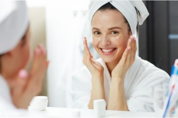 睡前護(hù)膚品的使用順序 睡前護(hù)膚的正確方法 睡前護(hù)膚品的使用順序 睡前護(hù)膚的正確方法