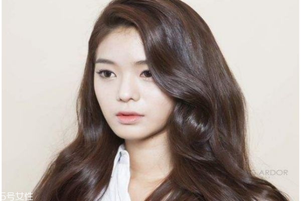 深棕色適合什么年齡 深棕色頭發(fā)適合什么人 深棕色適合什么年齡 深棕色頭發(fā)適合什么人