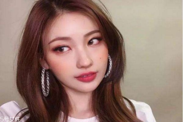 深棕色適合什么年齡 深棕色頭發(fā)適合什么人 深棕色適合什么年齡 深棕色頭發(fā)適合什么人