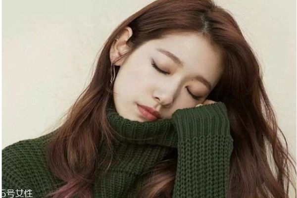 深棕色適合什么年齡 深棕色頭發(fā)適合什么人 深棕色適合什么年齡 深棕色頭發(fā)適合什么人