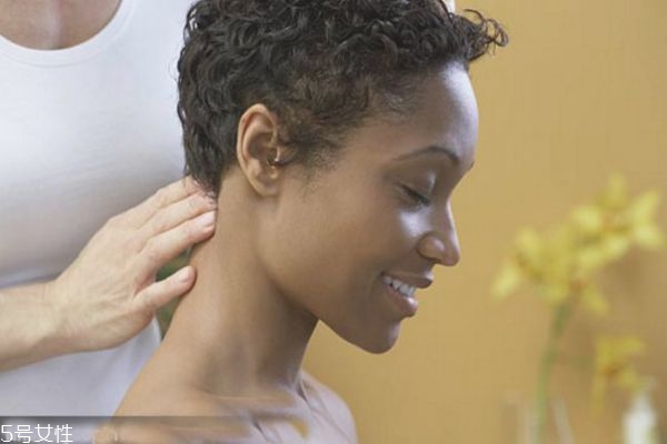 如何預(yù)防頸紋 保養(yǎng)頸部皮膚的小技巧 如何預(yù)防頸紋 保養(yǎng)頸部皮膚的小技巧