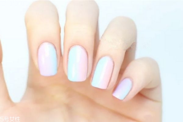 雙色漸變美甲的做法 雙色漸變美甲圖片大全 雙色漸變美甲的做法 雙色漸變美甲圖片大全