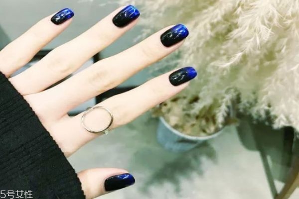 雙色漸變美甲的做法 雙色漸變美甲圖片大全 雙色漸變美甲的做法 雙色漸變美甲圖片大全