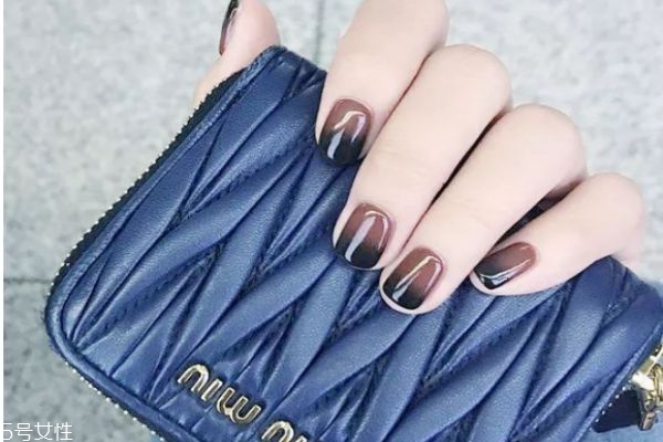 雙色漸變美甲的做法 雙色漸變美甲圖片大全 雙色漸變美甲的做法 雙色漸變美甲圖片大全