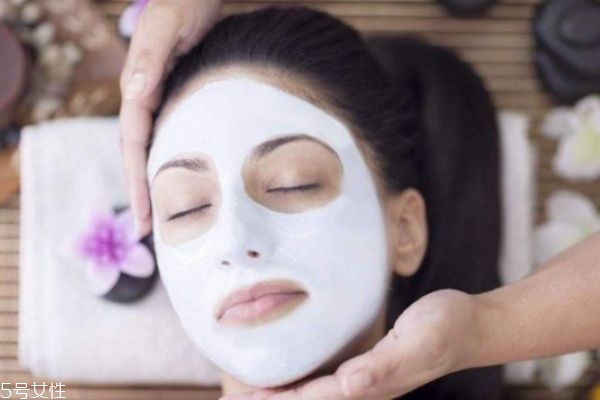 面膜精華液要洗掉嗎 面膜精華液怎么用 面膜精華液要洗掉嗎 面膜精華液怎么用