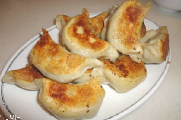 香椿不能和什么一起吃 香椿的家常做法 香椿不能和什么一起吃 香椿的家常做法