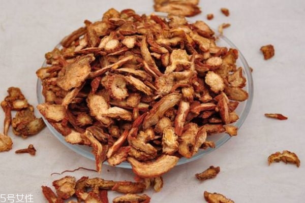 丹參泡腳有什么好處 丹參泡腳的功效和作用 丹參泡腳有什么好處 丹參泡腳的功效和作用