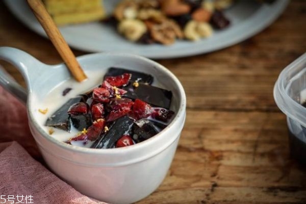 龜苓膏用什么做的 自制龜苓膏做法 龜苓膏用什么做的 自制龜苓膏做法