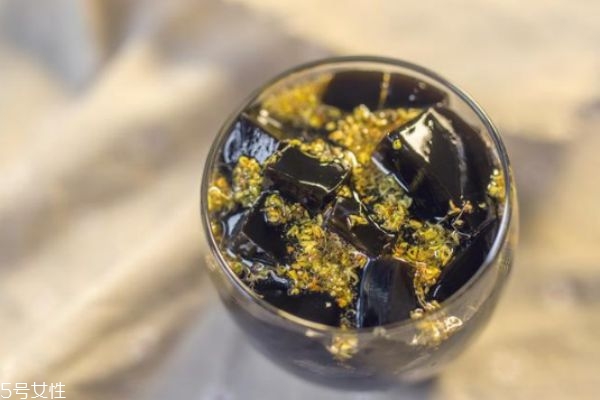 龜苓膏用什么做的 自制龜苓膏做法 龜苓膏用什么做的 自制龜苓膏做法