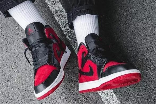 aj1 mid和high的區(qū)別 兩大版本對(duì)比 aj1 mid和high的區(qū)別 兩大版本對(duì)比