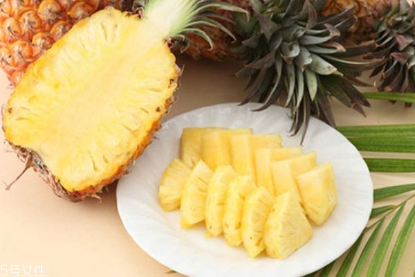吃完菠蘿喝水為什么是苦的 吃完菠蘿喝水苦 吃完菠蘿喝水為什么是苦的 吃完菠蘿喝水苦