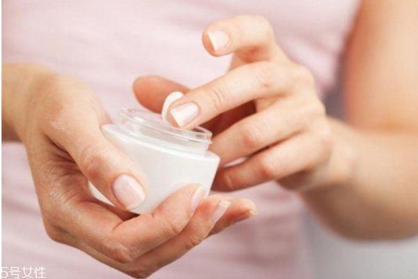 先卸妝還是先去角質(zhì) 去角質(zhì)在卸妝前還是后 先卸妝還是先去角質(zhì) 去角質(zhì)在卸妝前還是后