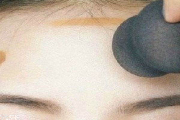 圓臉修容粉的用法圖解 關(guān)于修容的小tips 圓臉修容粉的用法圖解 關(guān)于修容的小tips