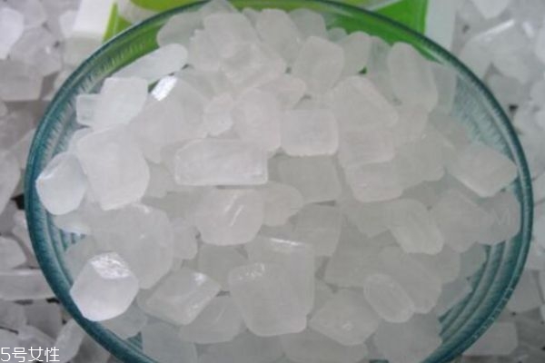 冰糖是黃的好還是白的好 冰糖怎么保存 冰糖是黃的好還是白的好 冰糖怎么保存