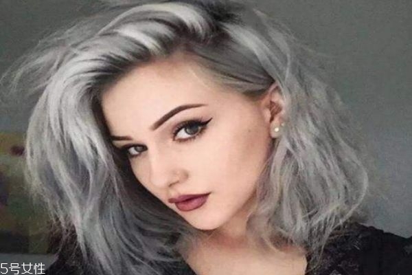 漂頭發(fā)幾個(gè)月可以燙發(fā) 頭發(fā)漂了多久才能燙 漂頭發(fā)幾個(gè)月可以燙發(fā) 頭發(fā)漂了多久才能燙