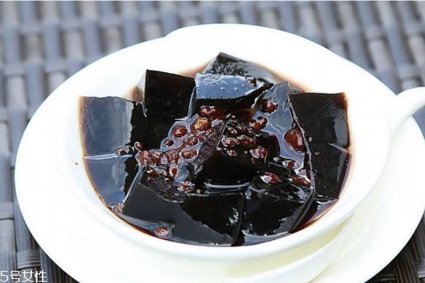 龜苓膏里面有烏龜嗎 龜苓膏熱的可以吃嗎 龜苓膏里面有烏龜嗎 龜苓膏熱的可以吃嗎