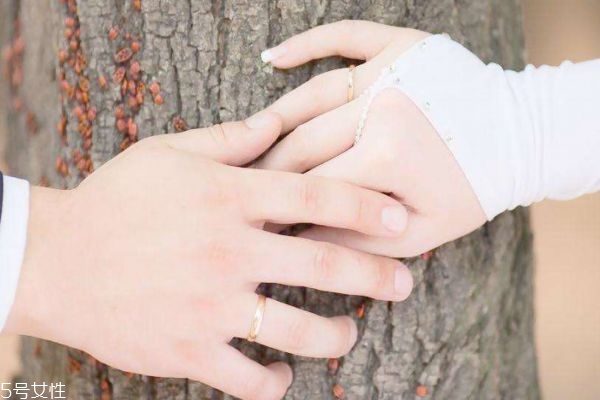 該不該看伴侶的手機(jī)呢 結(jié)婚在不在乎門(mén)當(dāng)戶對(duì)呢