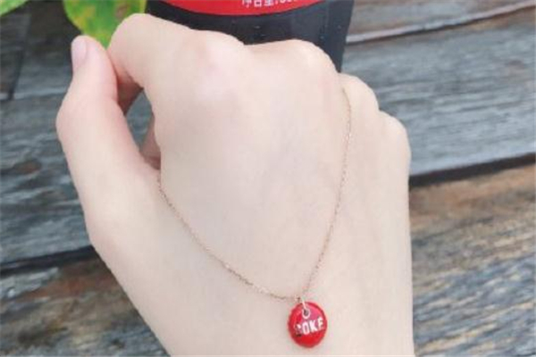 肥宅快樂(lè)水項(xiàng)鏈多少錢 周大?？煽诳蓸?lè)項(xiàng)鏈價(jià)格