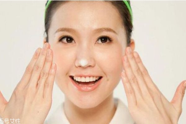 為什么化妝后會(huì)容易長(zhǎng)痘痘 經(jīng)常化妝還想避免長(zhǎng)痘怎么辦