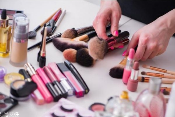 天天涂口紅嘴唇會(huì)變黑嗎 怎么正確涂口紅 天天涂口紅嘴唇會(huì)變黑嗎 怎么正確涂口紅