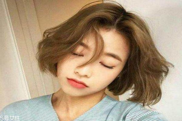 短發(fā)燙發(fā)之后染什么顏色好看 怎么知道自己適不適合短發(fā) 短發(fā)燙發(fā)之后染什么顏色好看 怎么知道自己適不適合短發(fā)