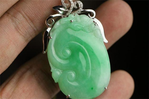 翡翠為什么會變色 翡翠變色是假的嗎 翡翠為什么會變色 翡翠變色是假的嗎