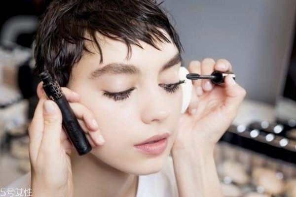 化妝的正確步驟是什么 正確的上妝步驟是怎樣的 化妝的正確步驟是什么 正確的上妝步驟是怎樣的