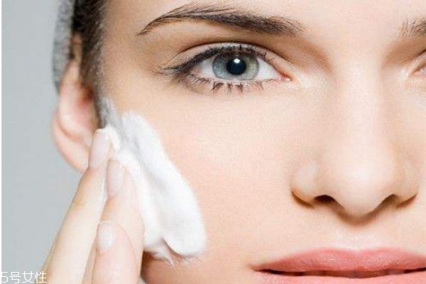 夏季皮膚干燥是什么原因 臉部干燥脫皮怎么辦 夏季皮膚干燥是什么原因 臉部干燥脫皮怎么辦