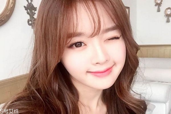 為什么追女生的時候女生忽冷忽熱 女生忽冷忽熱的原因 為什么追女生的時候女生忽冷忽熱 女生忽冷忽熱的原因