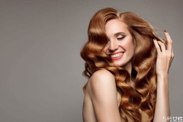 頭發(fā)多久燙一次比較好 怎么降低燙發(fā)的傷害 頭發(fā)多久燙一次比較好 怎么降低燙發(fā)的傷害