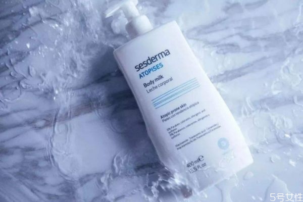 身體乳擦完之后要洗嗎 身體乳涂完要不要洗 身體乳擦完之后要洗嗎 身體乳涂完要不要洗