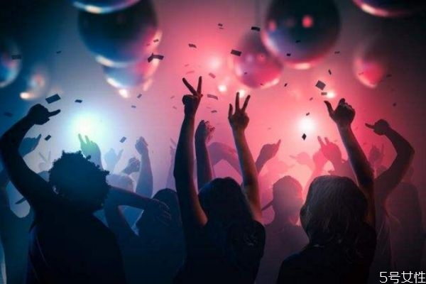 酒吧搭訕怎么開場白 酒吧搭訕技巧 酒吧搭訕怎么開場白 酒吧搭訕技巧